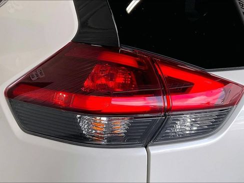 Used 2020 Nissan Rogue SV FWD image 17