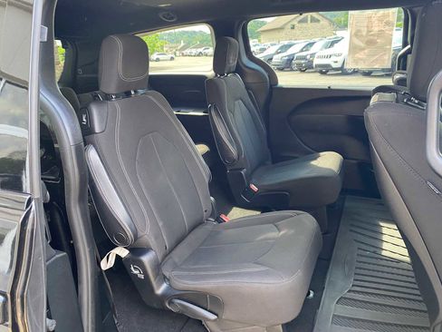 Used 2021 Chrysler Pacifica Touring w/ Uconnect Theater Family Group AWD/4WD image 32