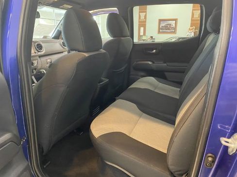 Used 2022 Toyota Tacoma TRD Off-Road image 12