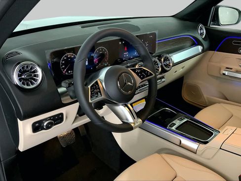 Used 2025 Mercedes-Benz GLB 250 4MATIC image 10