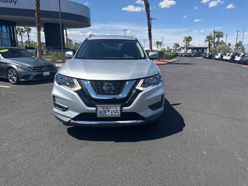 Used 2020 Nissan Rogue SV image 2
