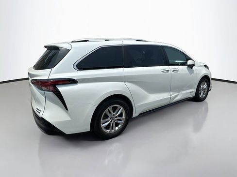 Used 2021 Toyota Sienna Limited FWD image 3