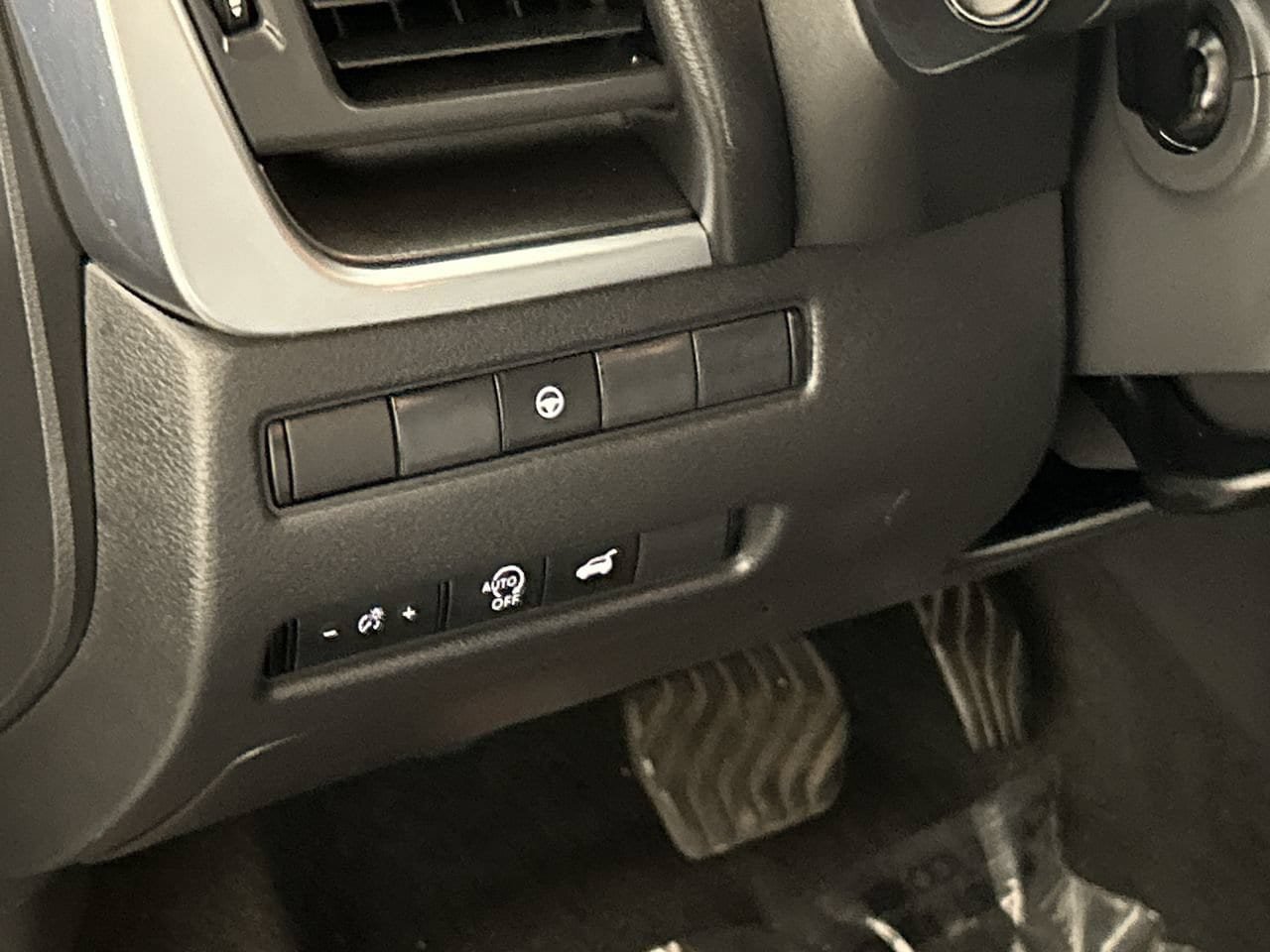 Used 2025 Nissan Rogue SV FWD image 13