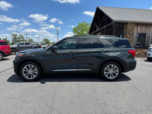 Used 2023 Ford Explorer XLT w/ Equipment Group 202A RWD image 3