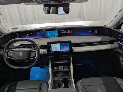Used 2025 Lincoln Nautilus Reserve AWD/4WD image 13