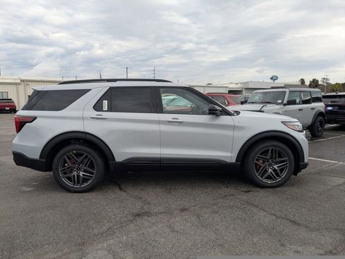 New 2026 Ford Explorer ST-Line image 3