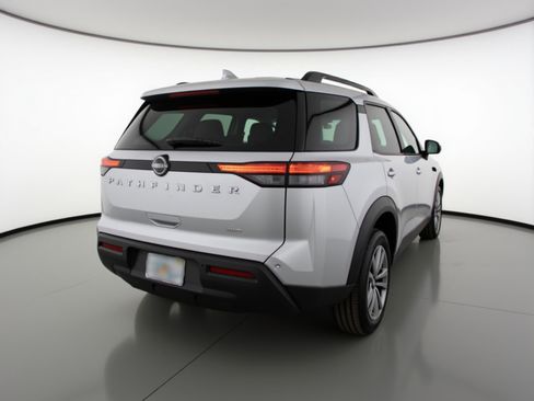 Used 2025 Nissan Pathfinder SV image 9