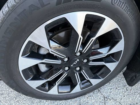 Used 2024 Kia Carnival EX FWD image 5