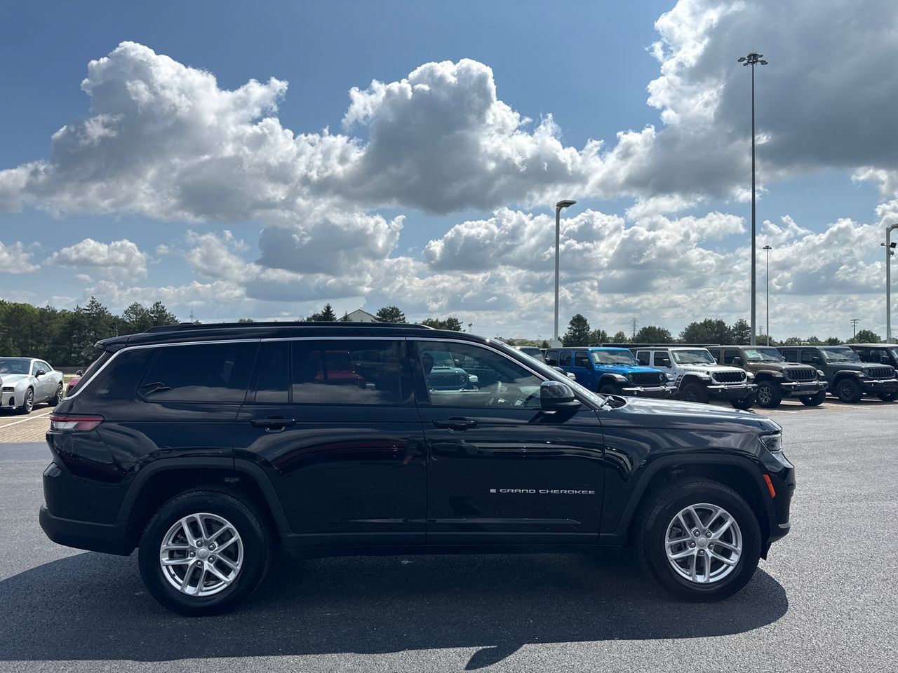 Certified 2025 Jeep Grand Cherokee L Laredo AWD/4WD image 3