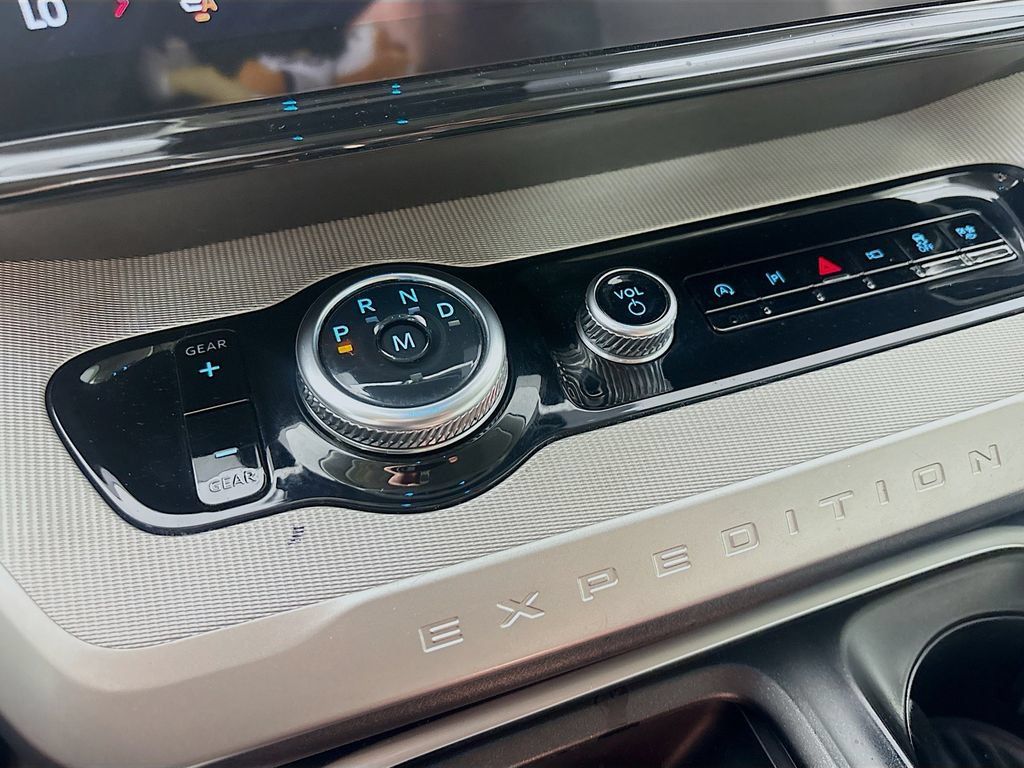 Used 2025 Ford Expedition Active RWD image 18