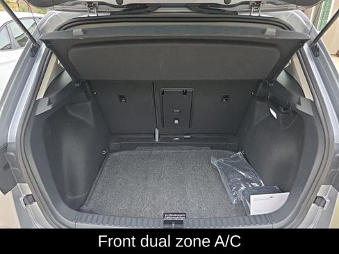 Used 2025 Volkswagen Taos SE w/ Panoramic Sunroof Package FWD image 10