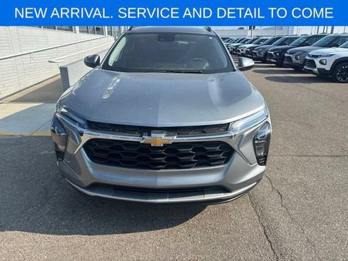 Used 2024 Chevrolet Trax LT w/ Driver Confidence Package FWD image 3