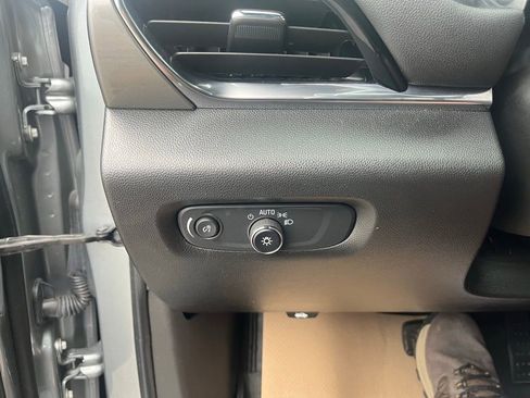 Used 2023 Chevrolet Traverse LT image 14