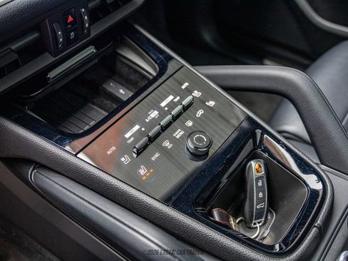 Used 2024 Porsche Cayenne Coupe image 35