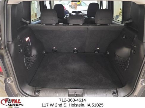 Used 2018 Jeep Renegade Latitude w/ Cold Weather Group AWD/4WD image 9