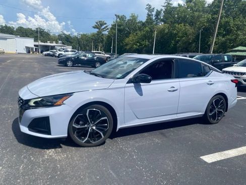 Used 2023 Nissan Altima 2.5 SR w/ SR Premium Package FWD image 3