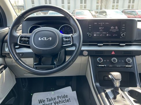 Used 2024 Kia Carnival LX image 21