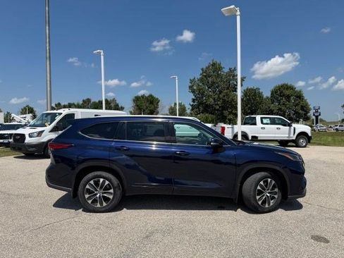 Used 2022 Toyota Highlander XLE AWD/4WD image 10