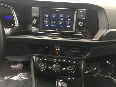 Used 2024 Volkswagen Jetta SE image 18