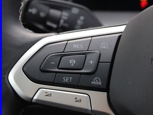 Used 2025 Volkswagen Tiguan SE image 27