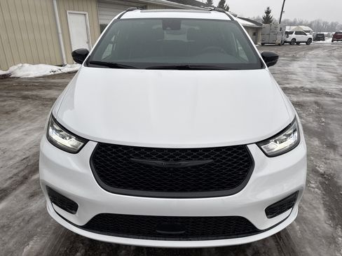 New 2026 Chrysler Pacifica Limited image 13