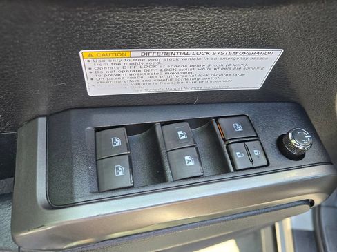 Used 2018 Toyota Tacoma TRD Off-Road AWD/4WD image 17
