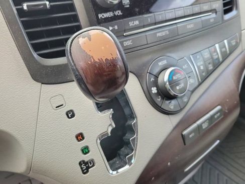 Used 2014 Toyota Sienna XLE FWD image 18