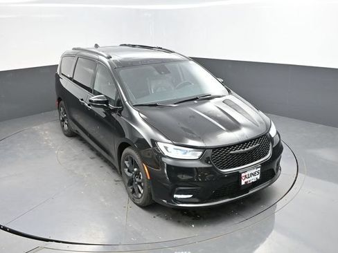 Used 2025 Chrysler Pacifica Limited FWD image 43