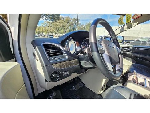 Used 2015 Chrysler Town & Country Touring image 9