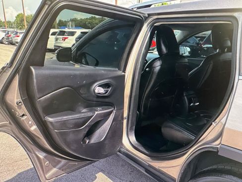 Used 2019 Jeep Cherokee Latitude Plus w/ Comfort/Convenience Group AWD/4WD image 8