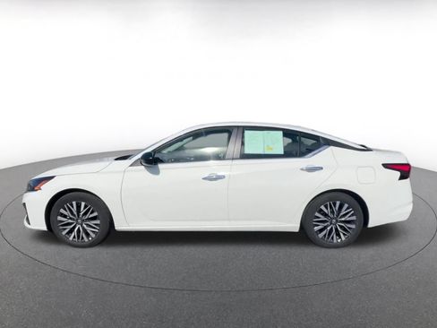 Used 2025 Nissan Altima 2.5 SV FWD image 9