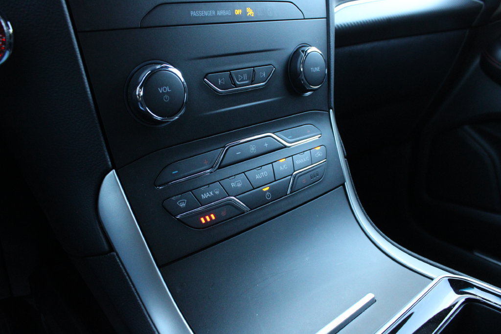 Used 2020 Ford Edge ST-Line w/ Cold Weather Package FWD image 15