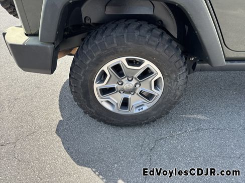 Used 2015 Jeep Wrangler Unlimited Rubicon w/ Connectivity Group image 30