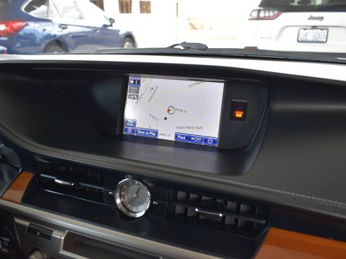 Used 2014 Lexus ES 300h w/ Premium Package w/Bamboo Trim FWD image 22
