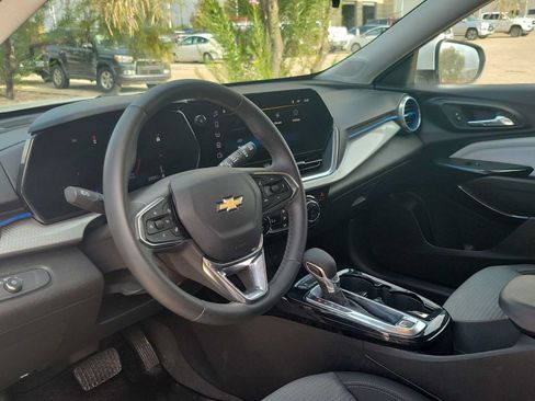 Used 2025 Chevrolet Trax LT w/ LT Convenience Package FWD image 10