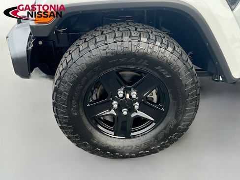 Used 2021 Jeep Gladiator Sport image 40