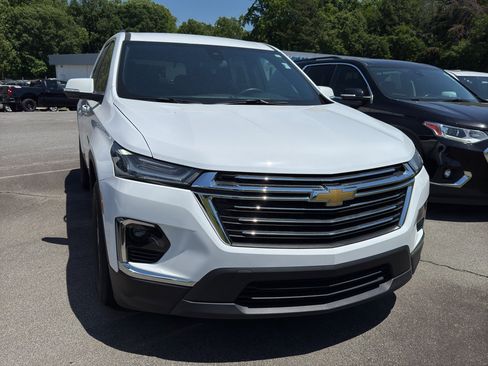 Used 2023 Chevrolet Traverse LT FWD image 2