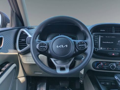 Used 2023 Kia Soul LX w/ LX Technology Package FWD image 12