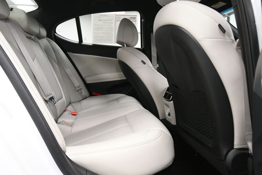 Used 2025 Genesis G70 2.5T image 24
