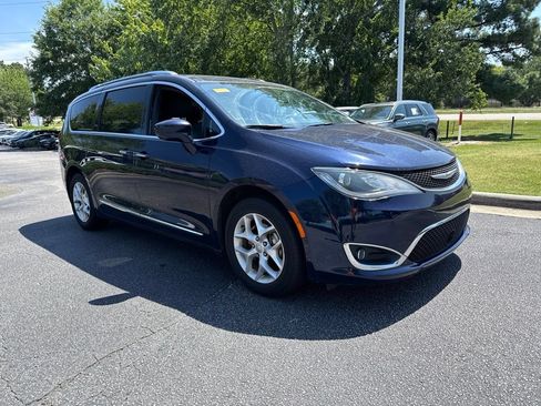 Used 2020 Chrysler Pacifica Touring-L FWD image 7