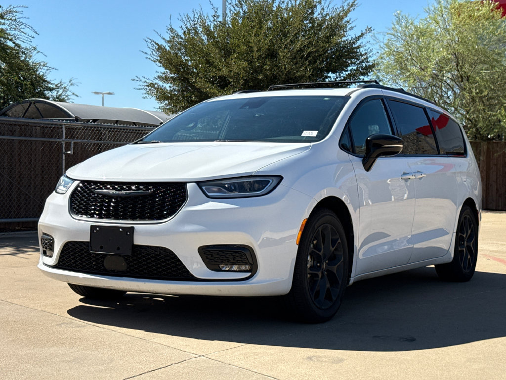 Used 2025 Chrysler Pacifica Limited FWD image 3