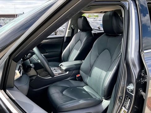 Used 2024 Toyota Highlander Limited image 8
