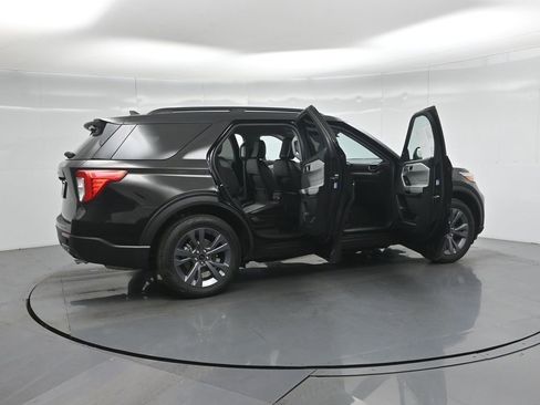 Certified 2022 Ford Explorer XLT w/ Equipment Group 202A image 5