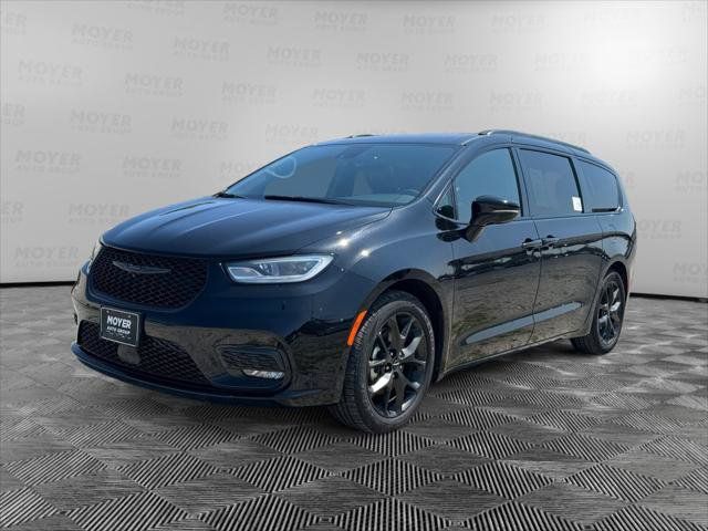 Certified 2025 Chrysler Pacifica Limited FWD image 1