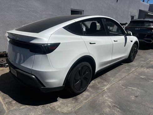 Used 2026 Tesla Model Y 2WD image 3