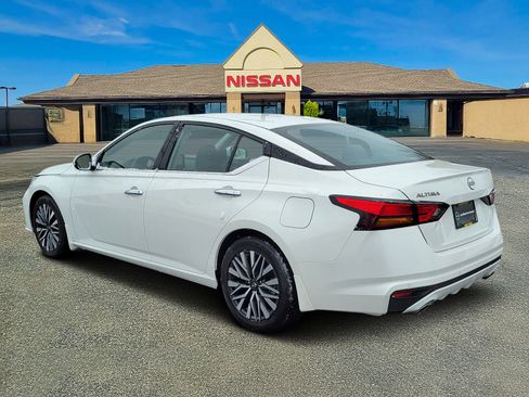 Used 2024 Nissan Altima 2.5 SV w/ SV Premium Package image 3