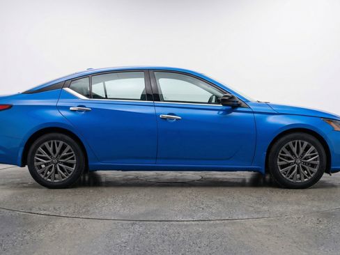 Used 2025 Nissan Altima 2.5 SV FWD image 11