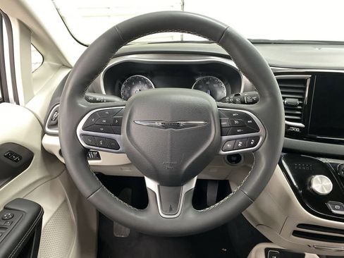 Used 2024 Chrysler Pacifica Touring-L image 21