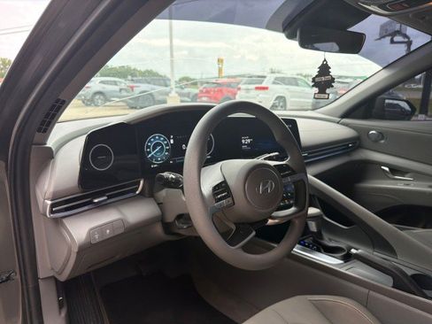Used 2024 Hyundai Elantra SEL FWD image 17