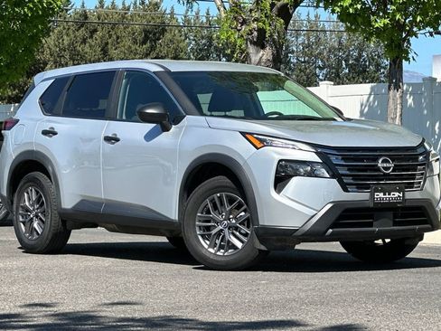 Used 2024 Nissan Rogue S AWD/4WD image 2